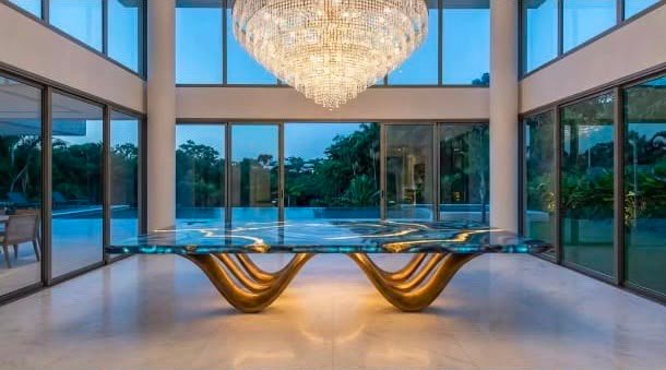 Mesa criada por incorporadora brasileira une pedra semipreciosa, bronze e tecnologia invisível