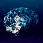A imagem apresenta uma representação digital de um cérebro, formado por uma rede de linhas e pontos luminosos em um fundo azul escuro. As conexões parecem simular a atividade neural, com algumas áreas mais iluminadas, sugerindo um fluxo de informações.