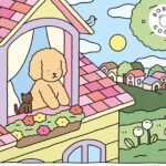 A imagem mostra uma ilustração colorida de uma casa com um cachorro de pelagem encaracolada olhando pela janela. Ao lado do cachorro, há um gato preto. A casa tem um telhado rosa e flores coloridas na janela. No fundo, há um sol amarelo, nuvens brancas e várias casas em um cenário verde.