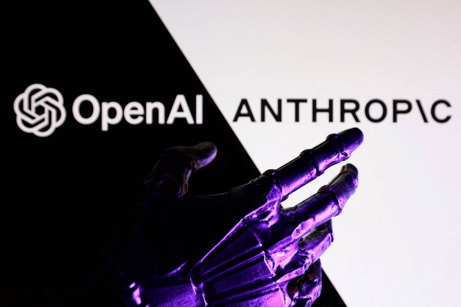 Mão robótica metálica iluminada em roxo, posicionada entre os logos da OpenAI e Anthropic, com fundo dividido em preto e branco.