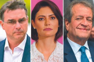 Três retratos verticais lado a lado mostram um homem de cabelo curto e óculos à esquerda, uma mulher de cabelo curto e escuro ao centro, e um homem de cabelo grisalho à direita. Todos vestem roupas formais e olham diretamente para a câmera.