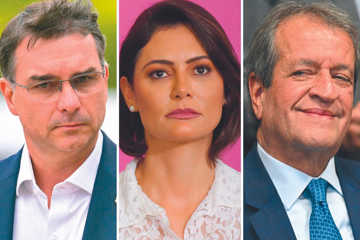 Três retratos verticais lado a lado mostram um homem de cabelo curto e óculos à esquerda, uma mulher de cabelo curto e escuro ao centro, e um homem de cabelo grisalho à direita. Todos vestem roupas formais e olham diretamente para a câmera.