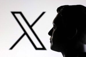 Busto masculino em silhueta de perfil direito com luz de fundo branca. Ao fundo, logo preto estilizado em forma de X.