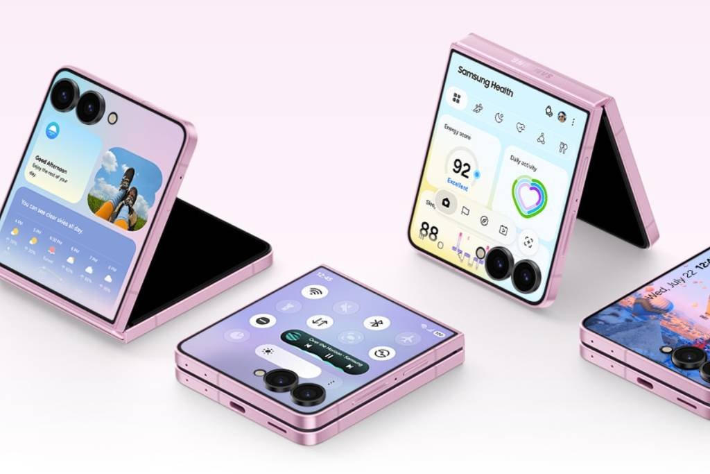 Quatro smartphones dobráveis Samsung em tom rosa exibidos em várias posições: aberto parcialmente em ângulo, fechado com tela externa ligada mostrando widgets, aberto totalmente com tela principal visível e fechado com tela externa mostrando foto.