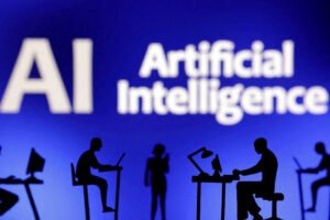 Cinco silhuetas de pessoas usando computadores em diferentes posições contra fundo azul com texto grande