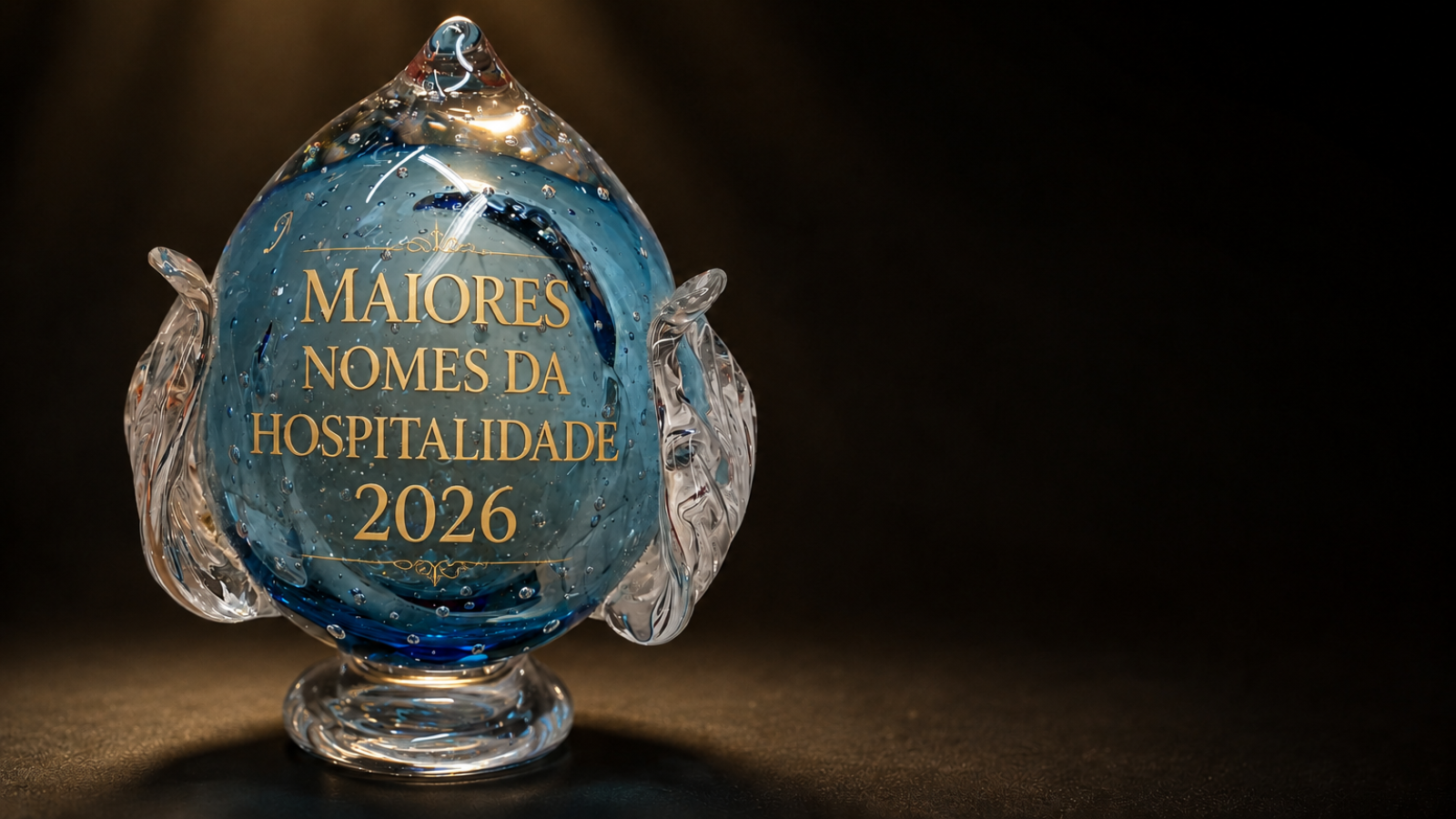 Troféu Maiores Nomes da Hospitalidade 2026 em cristal azul, prêmio entregue durante a HOTEX 2026 em São Paulo.