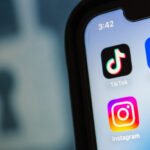 logos de tiktok, facebook, instagram e x na tela de um celular
