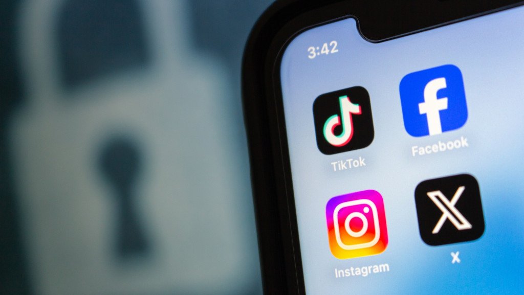 logos de tiktok, facebook, instagram e x na tela de um celular