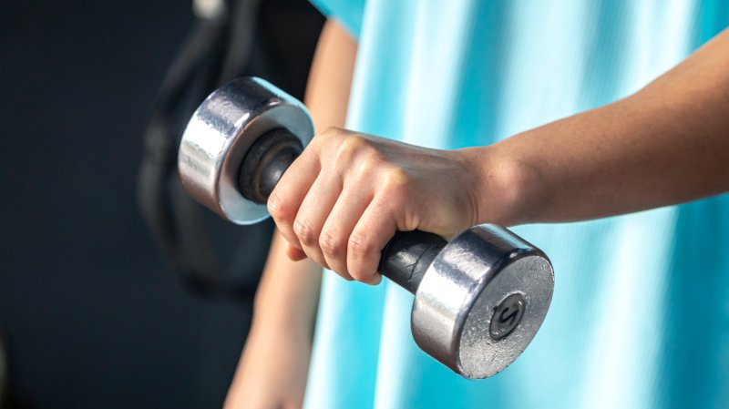 Musculação reprograma células do fígado e ajuda a reverter danos da obesidade