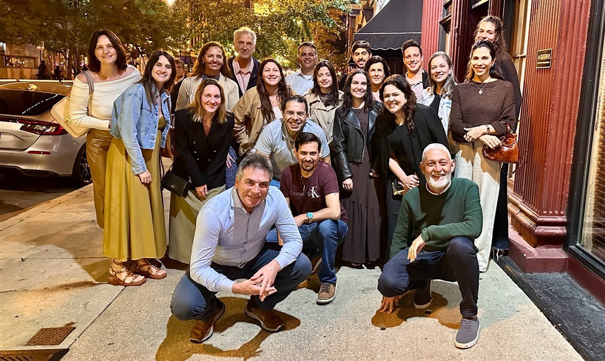 Clientes com equipe AVIPAM e Altour
