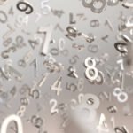 Diversos números metálicos tridimensionais em tons prateados flutuam em um espaço indefinido com fundo cinza claro desfocado.