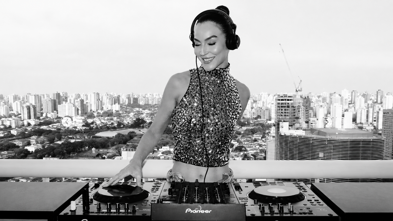 DJ internacional Mary Gripa comanda a sexta-feira do 300 Sky Bar em São Paulo