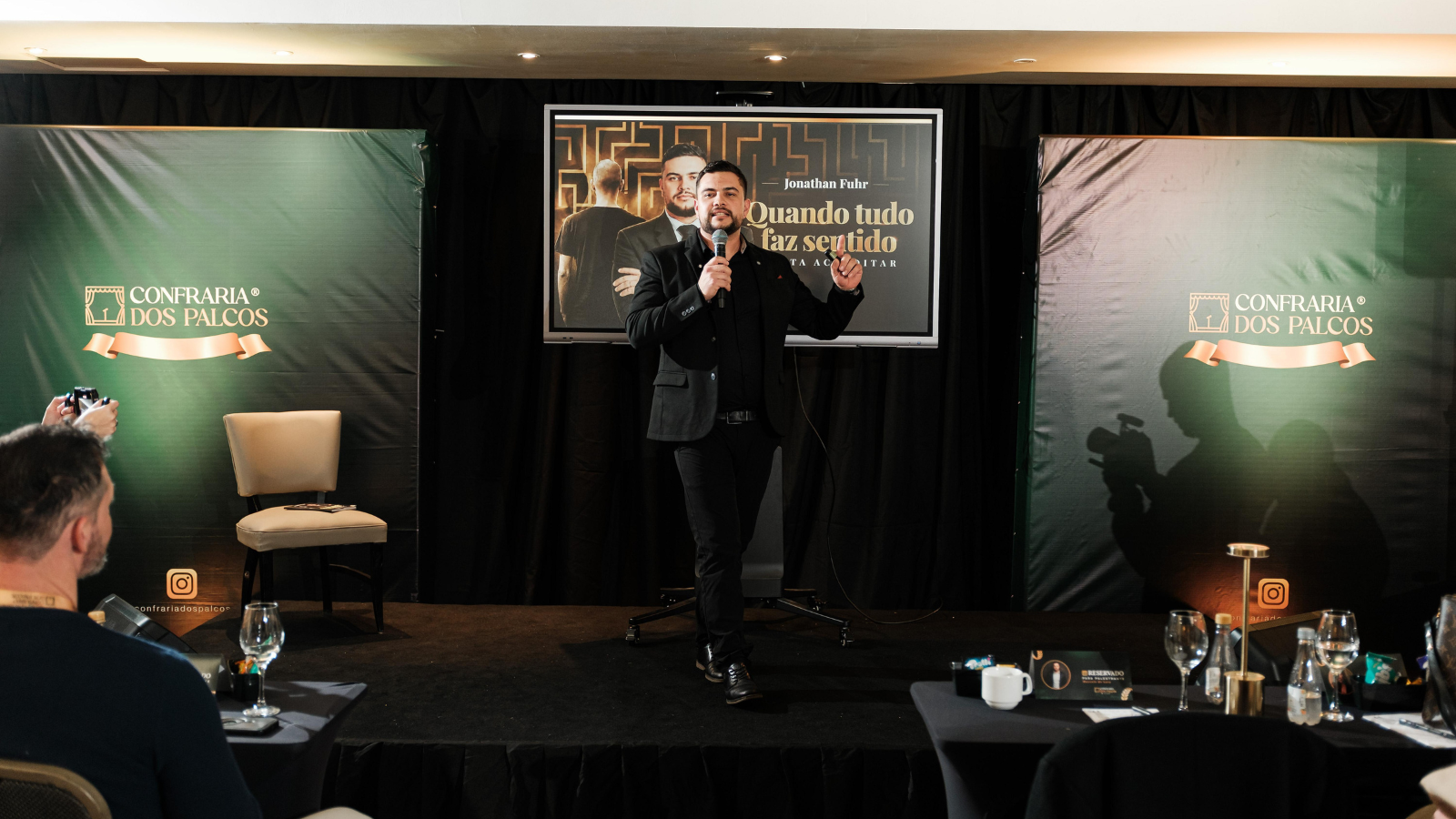 Jonathan Fuhr durante sua apresentação na Confraria dos Palcos, evento voltado ao desenvolvimento da comunicação, da presença de palco e da construção de autoridade para empresários, mentores e especialistas.