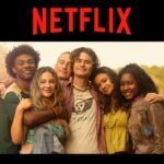 Montagem com pôster da série Outer Banks