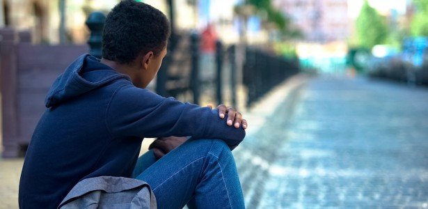 Tempo livre sem supervisão aumenta risco de adolescentes se envolverem em violência
