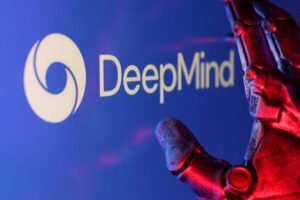 Mão metálica robótica iluminada em vermelho próxima ao logo da DeepMind em fundo azul.