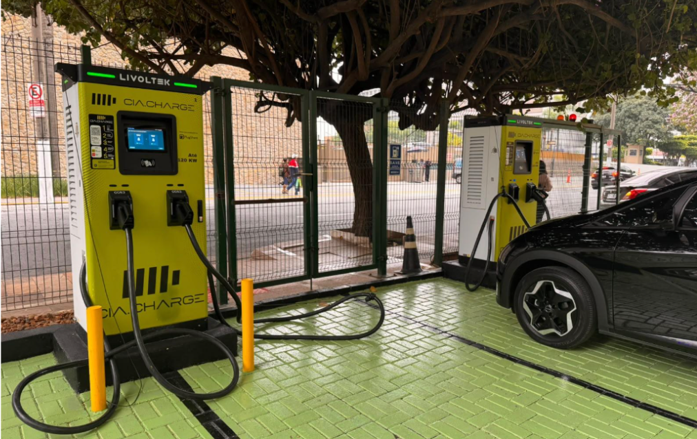 Legenda: A estrutura foi implantada em parceria com a Cia.Charge e inclui dois pontos de carregamento rápido de
120 kW e outros dois de 60 kW. Crédito: Wyndham São Paulo Ibirapuera / Divulgação
