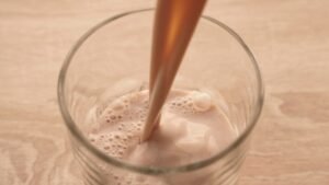 Composição de bebidas vegetais influencia proliferação de bactérias, revela estudo