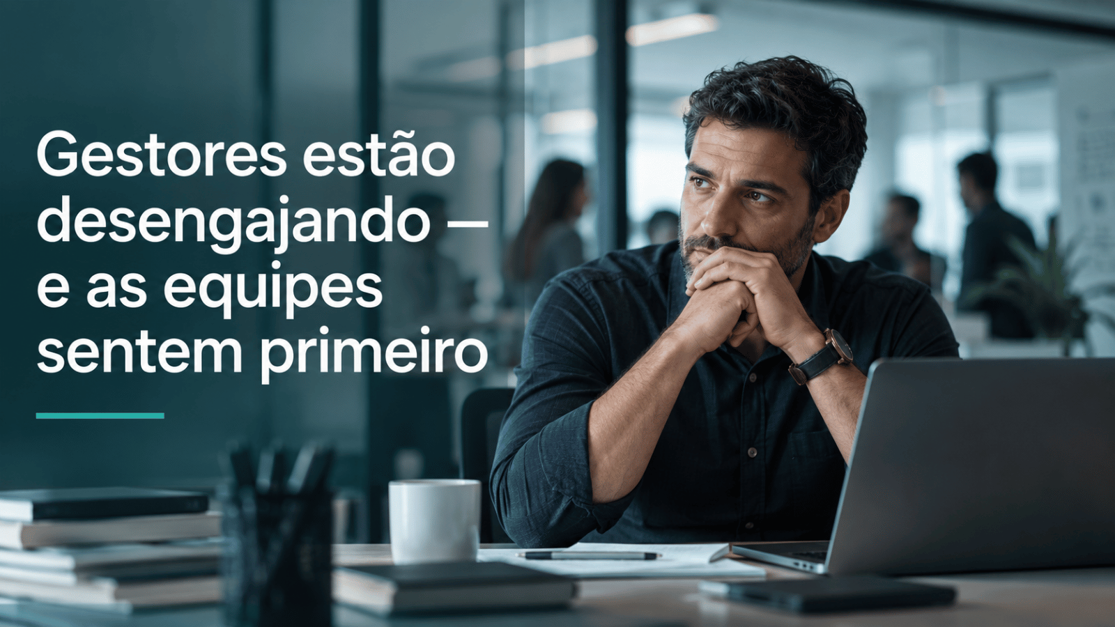Gestor em ambiente corporativo demonstra preocupação diante do computador, representando os desafios do desengajamento e da sobrecarga na liderança.