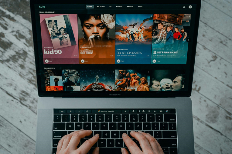 Método une inglês, séries e rotina real para ensinar o idioma sem “parar a vida” para estudar