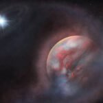 Planeta com superfície nebulosa e tons avermelhados e azulados, envolto por uma nuvem de gás ou poeira, próximo a uma estrela brilhante em fundo escuro do espaço.