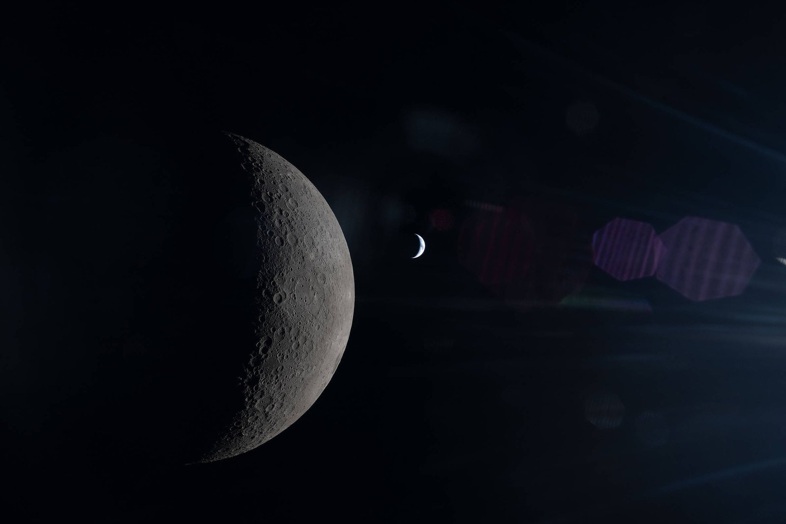 Lua em fase crescente aparece em primeiro plano com superfície detalhada e crateras visíveis. Ao fundo, um planeta menor iluminado parcialmente, ambos em espaço escuro com reflexos de luz.