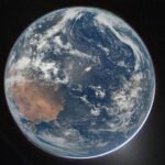 o planeta terra em cores, sobretudo azul