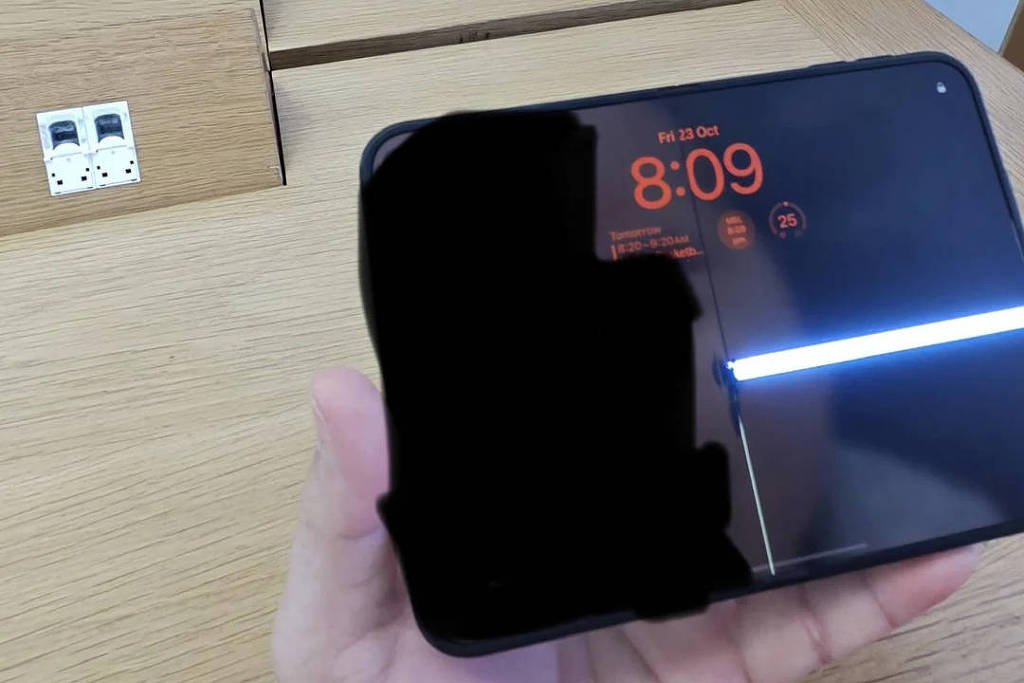 Apple enfrenta críticas por telas rachadas do iPhone Duo - 27/10/2026 - Tec