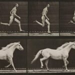Sequência em preto e branco mostra um homem correndo em cinco quadros superiores e um cavalo em cinco quadros inferiores, ambos em diferentes fases do movimento, com fundo escuro liso.
