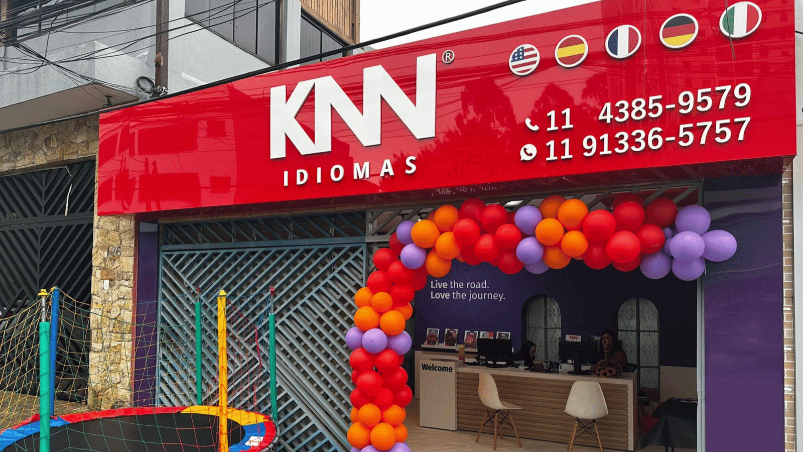 Unidade da KNN Idiomas em Taboão da Serra, na Grande São Paulo, integra o cenário de educação linguística da região, com proposta de ensino voltada à conversação e ao desenvolvimento de competências em idiomas desde a juventude.